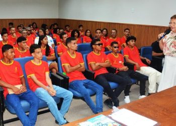 Fátima Nunes prestigia visita de comitiva de escola de Itiúba à Assembleia Legislativa