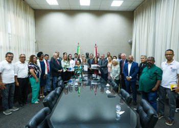 Governo do Estado entrega PL para reestruturação do Planserv e PEC que altera regras de aposentadoria das Polícias Civil e Penal