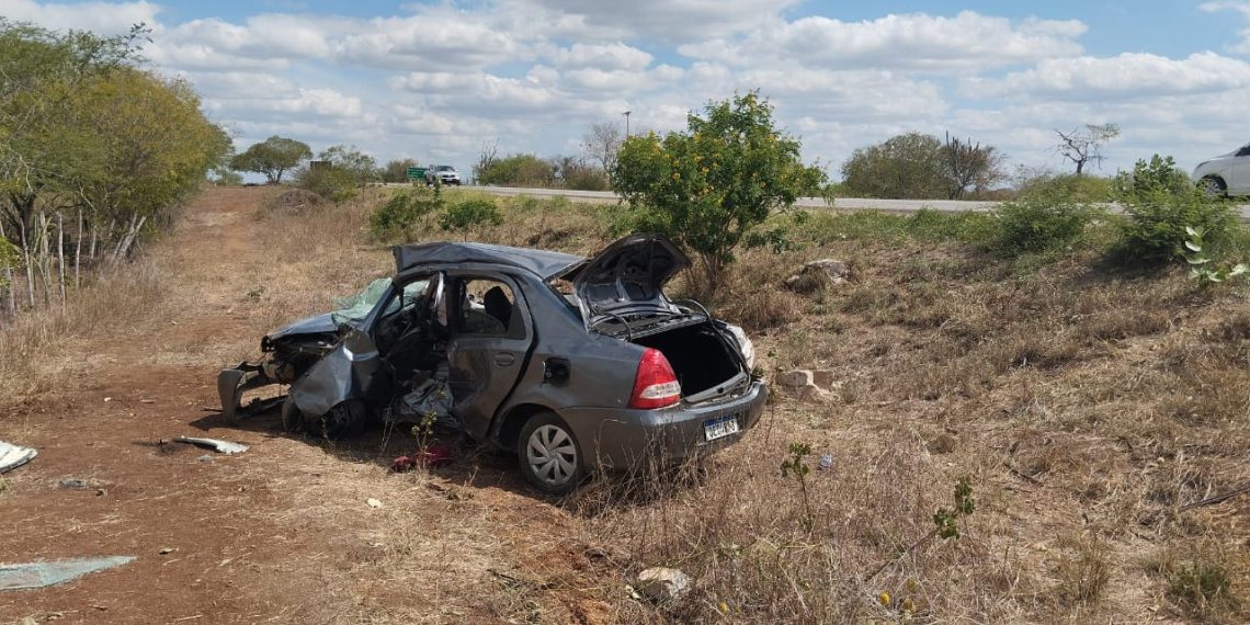 Motorista é socorrido em estado gravíssimo em capotamento na BR 324