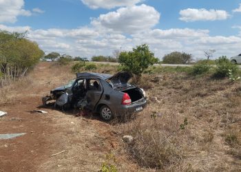 Motorista é socorrido em estado gravíssimo em capotamento na BR 324