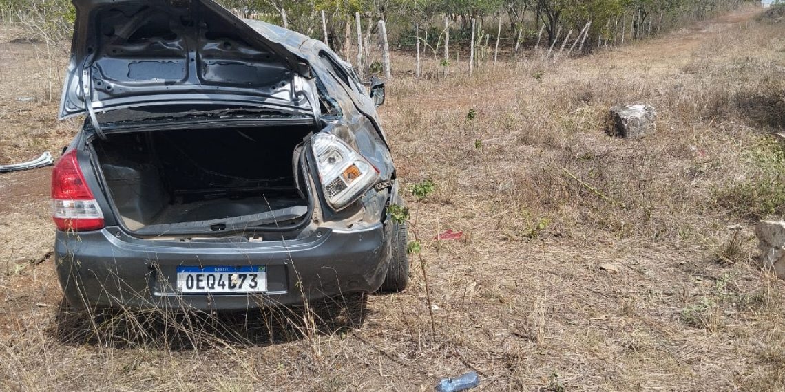Motorista é socorrido em estado gravíssimo em capotamento na BR 324