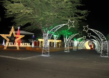 Clima de Natal toma conta de Ichu com decoração marcada por cores, luzes e encanto