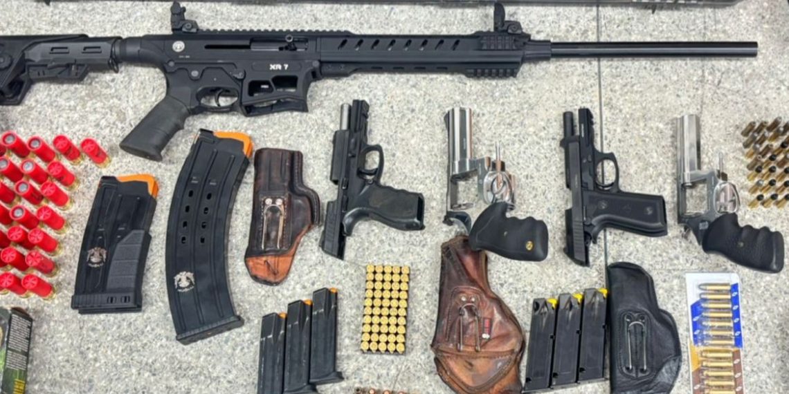 Trio é flagrado com armas de diversos calibres em Cansanção