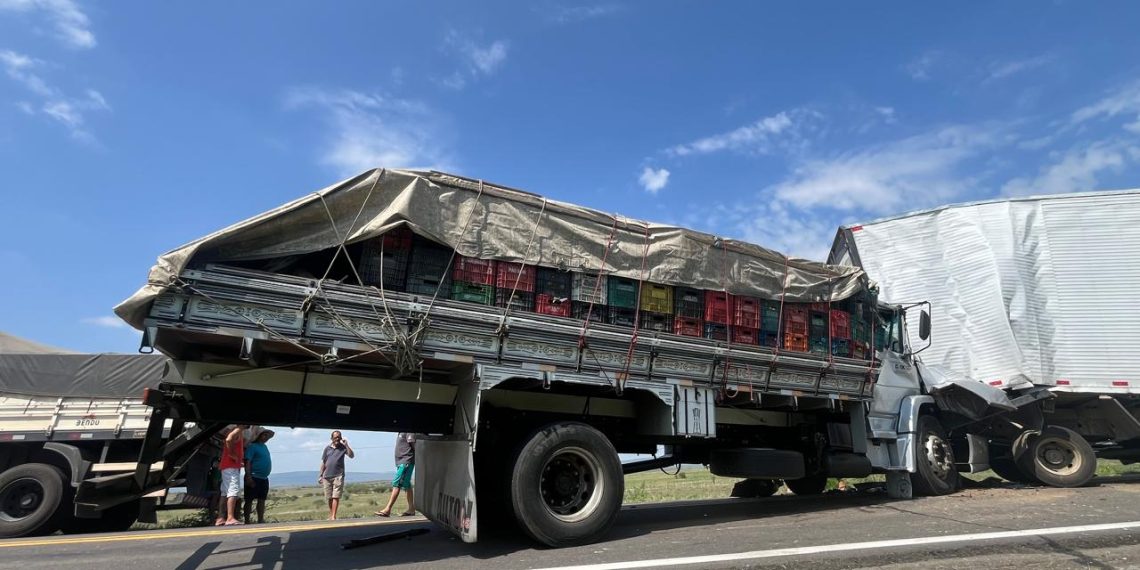 Engavetamento envolvendo caminhões e carreta interdita trecho da BR 116 Norte área territorial de Quijingue