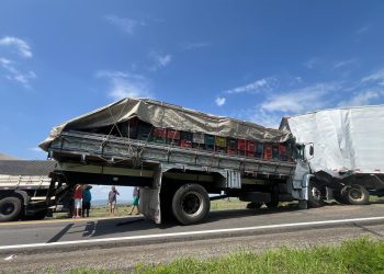 Engavetamento envolvendo caminhões e carreta interdita trecho da BR 116 Norte área territorial de Quijingue