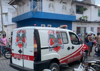 Mulher sofre grave ferimento na perna após cair de mototáxi e ser atingida por caminhão