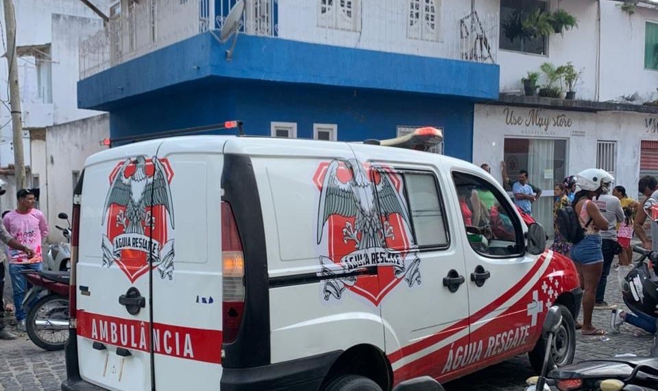 Mulher sofre grave ferimento na perna após cair de mototáxi e ser atingida por caminhão