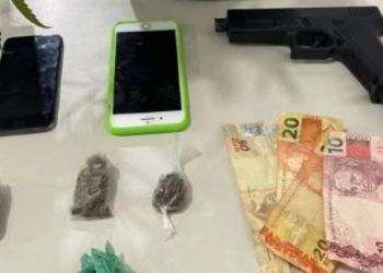 Polícia apreende simulacro de arma de fogo e conduz três suspeitos por tráfico e porte de drogas