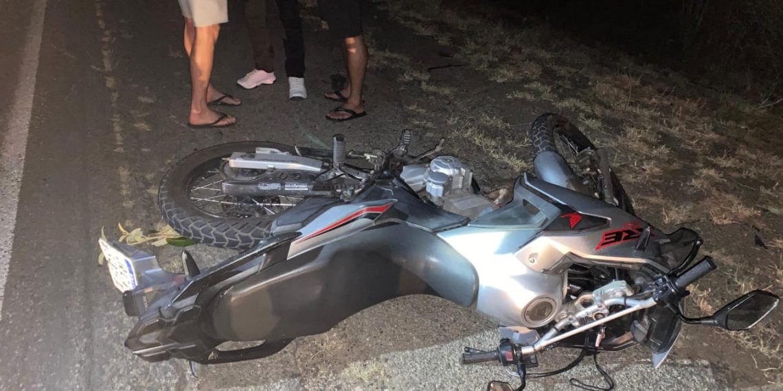 Homem e mulher morrem após perder o controle de motocicleta e cair debaixo de caminhão na BR-324