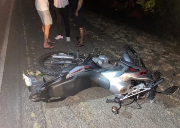 Homem e mulher morrem após perder o controle de motocicleta e cair debaixo de caminhão na BR-324