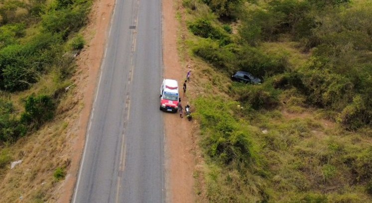 Homem fica ferido em capotamento na BA 120 quando retornava do sepultamento de uma prima
