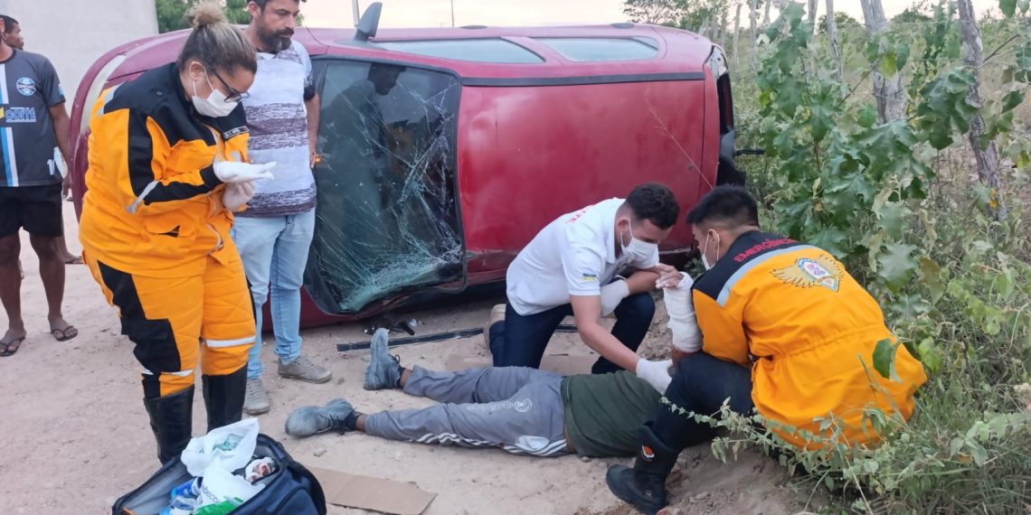 Homem fica ferido após carro tombar na estrada de Aroeira