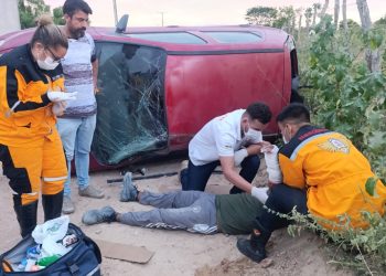 Homem fica ferido após carro tombar na estrada de Aroeira