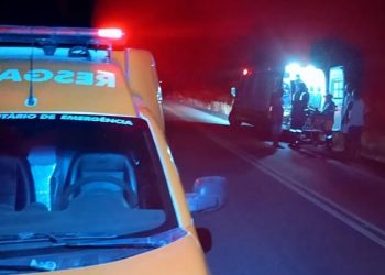 Jovem é transferido em estado grave após colidir motocicleta contra placa de sinalização na BA-233