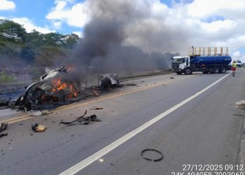 Dez pessoas morrem em acidente na Bahia após carros baterem de frente e pegar fogo