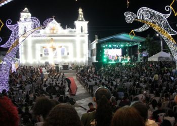 Missa campal, procissão e show com Padre Antônio Maria marcam encerramento do novenário em Coité
