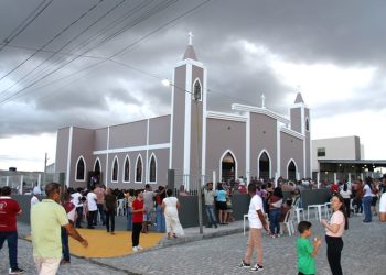 Coité: Igreja da Paróquia de São Roque é inaugurada no bairro da Jaqueira com a presença de dois bispos e dezenas de padres e diáconos