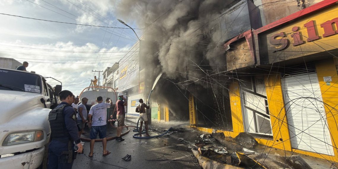 Loja é destruida após incêndio no centro de Santaluz