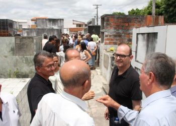 Valente II – Empresário da comunicação e ex-deputado Luiz Pedro Irujo esteve presente no sepultamento de Nenenzinho; veja também o depoimento de outras autoridades