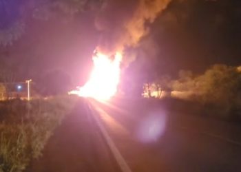 Caminhão carregado com combustível pega fogo na BR-324