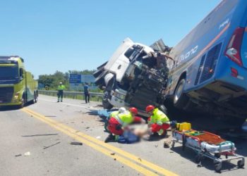 RS – Batida entre caminhão e ônibus deixa 11 mortos e 11 feridos na BR-116