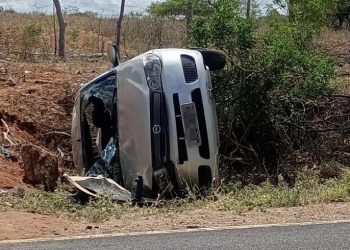 Duas pessoas ficam feridas em capotamento após pneu de carro estourar na BA 120