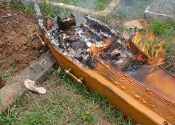 Criminosos armados invadem cemitério, atiram e ateam fogo no caixão com corpo de rival