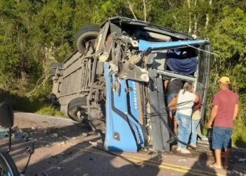 Tombamento de ônibus que saiu de SP para Irecê tomba na BR 142 e duas pessoas morrem