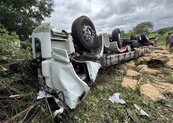 “Curva do Sebo” – Pai e filho morrem em capotamento de caminhão na BA 130