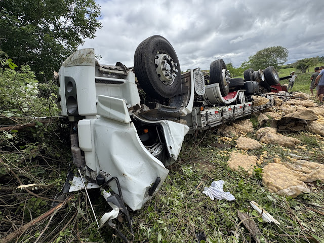“Curva do Sebo” – Pai e filho morrem em capotamento de caminhão na BA 130