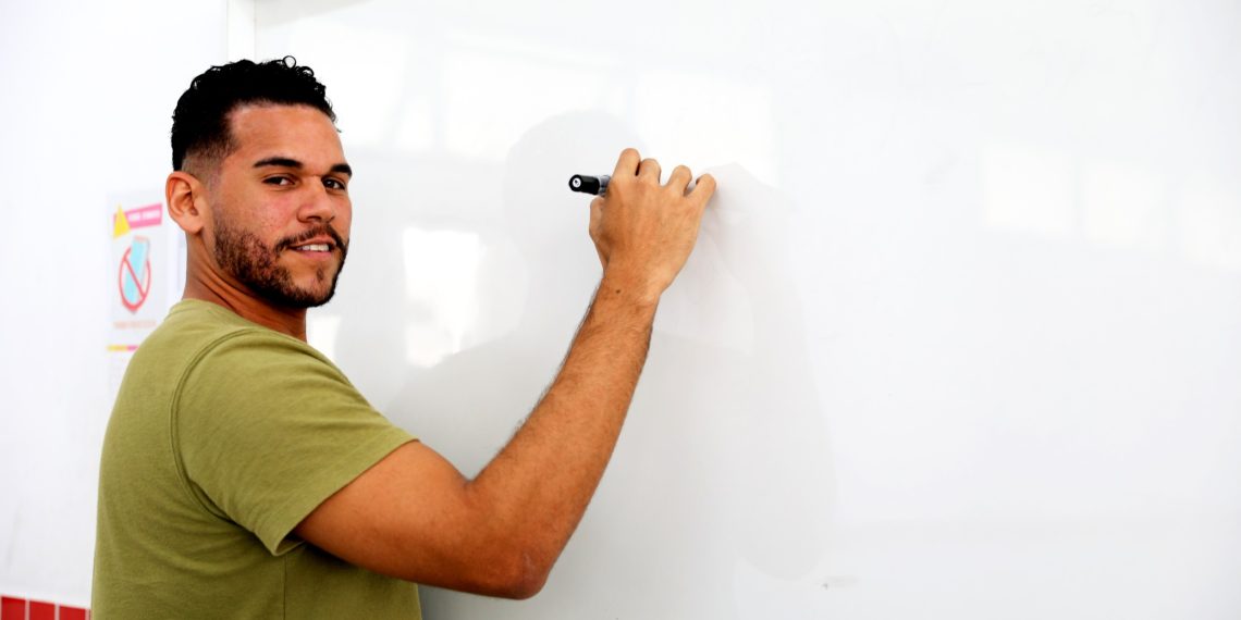 Adesão ao acordo do piso nacional do magistério na Bahia começa nesta terça (20)