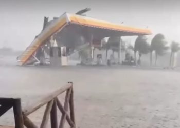 Forte ventania destrói cobertura de posto de combustíveis ás margens da Estrada do Feijão (BA 052)