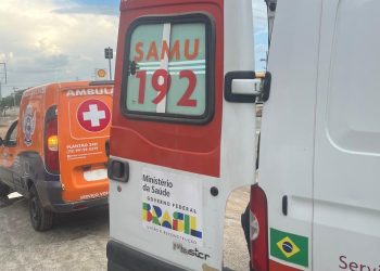 Jovem de 25 anos tem dupla fratura exposta após colidir moto em traseira de carro