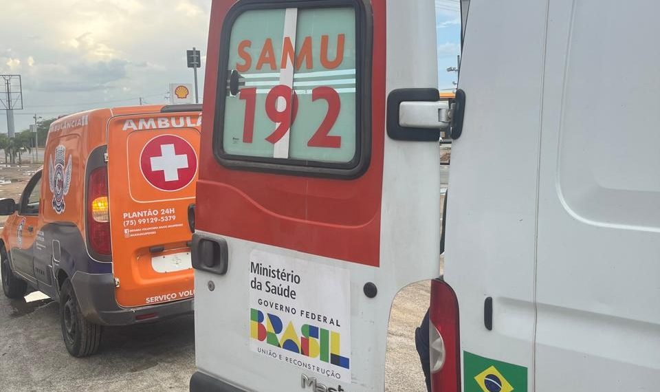 Jovem de 25 anos tem dupla fratura exposta após colidir moto em traseira de carro