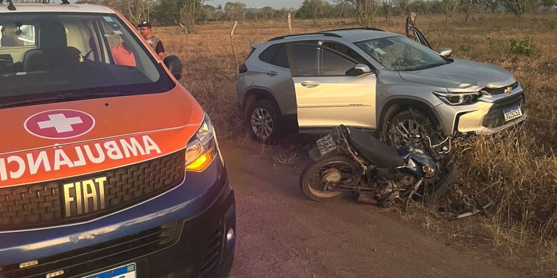 Colisão entre carro e motocicleta deixa três feridos na região do povoado São João