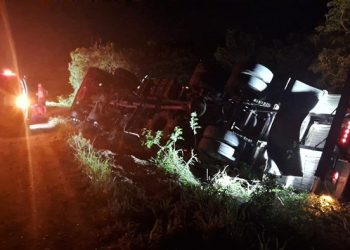 Carreta carregada de frutas tomba e deixa três feridos na BR 324