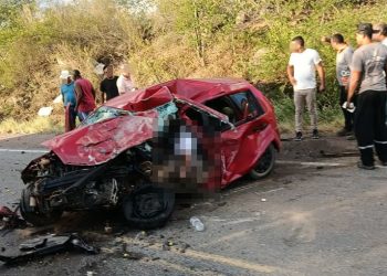 Colisão envolvendo carro de passeio e caminhonete deixa um morto e três feridos na BR 324