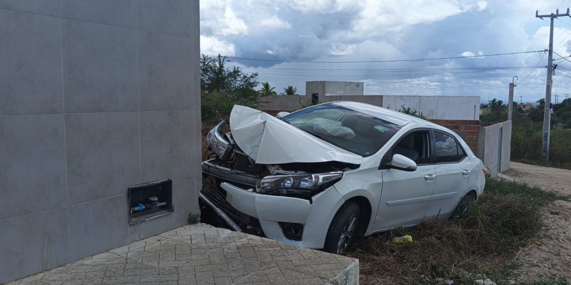 Coité – “Teixeirinha” perde controle de direção e bate Corolla em muro de residência