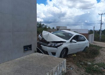 Coité – “Teixeirinha” perde controle de direção e bate Corolla em muro de residência