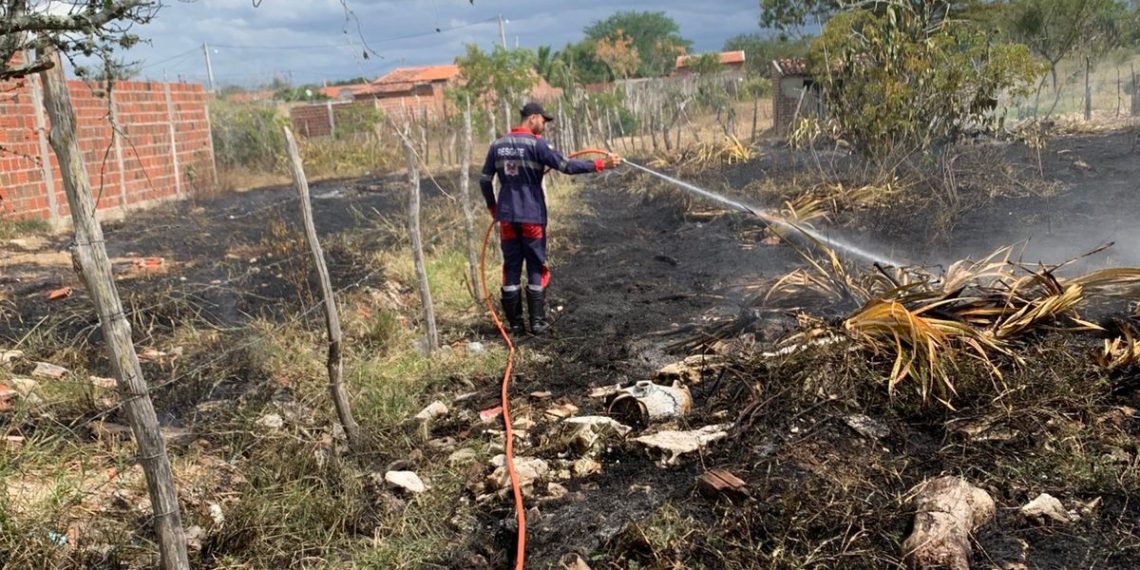 Incêndio em pasto seco no Povoado Santa Rosa mobiliza Brigada Águia Resgate