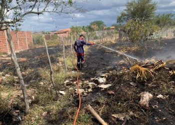 Incêndio em pasto seco no Povoado Santa Rosa mobiliza Brigada Águia Resgate