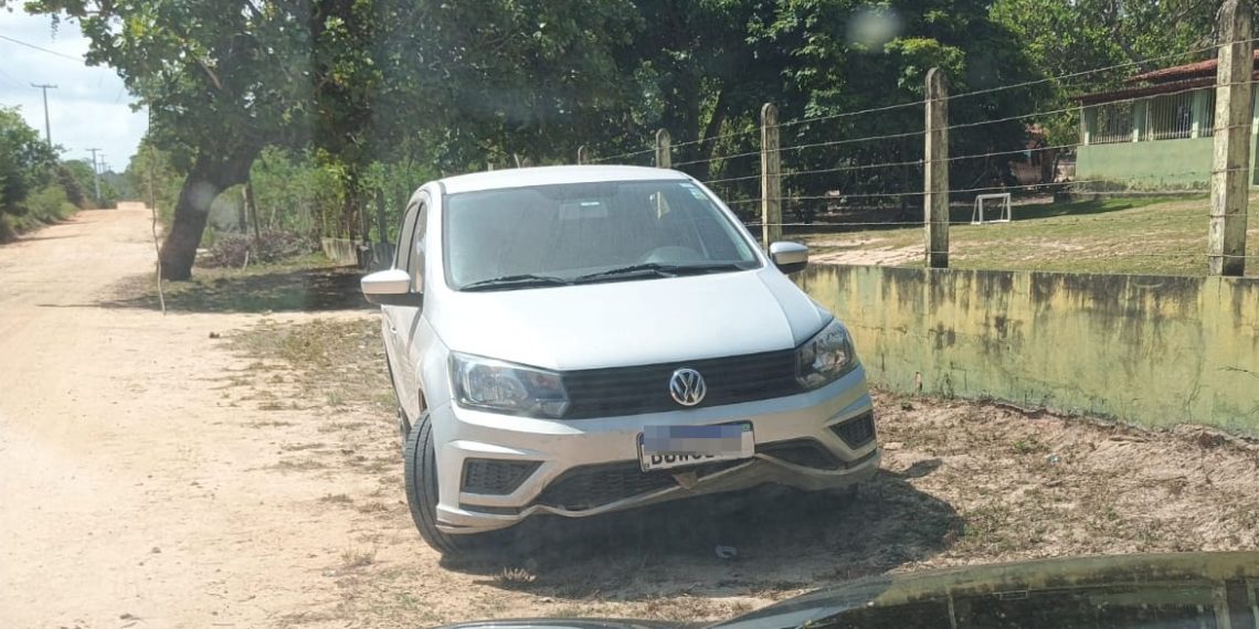 Carro é abandonado há 4 dias após perseguição policial em comunidade rural de Ouriçangas e permanece no mesmo lugar