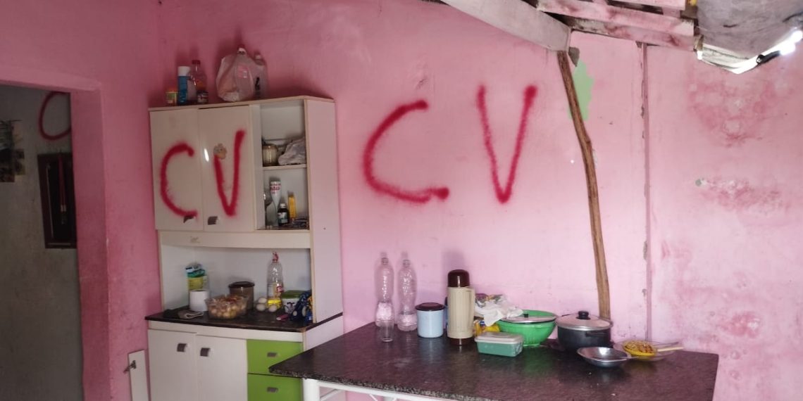Divulgadas imagens com pichaçoes em casa de ex-vereador assassinado a tiros em Monte Santo
