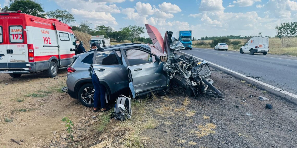 Quatro pessoas ficam feridas em colisão grave na BR-116