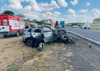 Quatro pessoas ficam feridas em colisão grave na BR-116