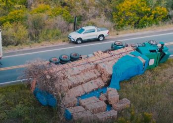 Carreta tomba após manobra para evitar colisão na BR-116 Norte