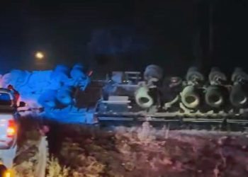 Carreta carregada de cal capota na BR 324 e motorista é socorrido para o hospital de Tanquinho