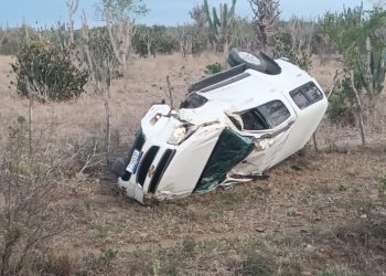 Carro sai da pista e capota dentro de fazenda às margens da BA 120