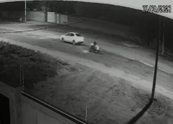 Vídeo – Adolescentes ficam feridos em acidente na BA 120, após vestido da passageira enganchar na corrente da moto