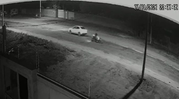 Vídeo – Adolescentes ficam feridos em acidente na BA 120, após vestido da passageira enganchar na corrente da moto